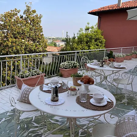 Bed & Breakfast House And Garden